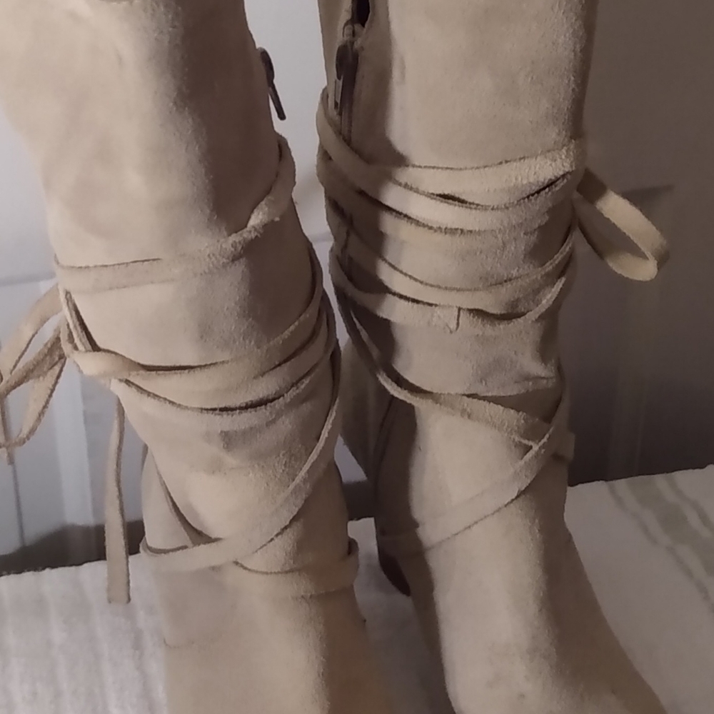 Boots - Picture 4 of 4